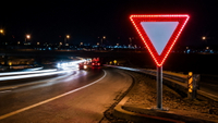 //inrorwxhlmlnlj5p.ldycdn.com/cloud/pmBpnKnklrSRqlqlllrokq/Led-Yield-Sign-At-Night.jpg